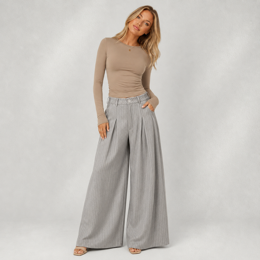 Pantalon femme gris à rayures, coupe large plissée, porté avec un haut beige