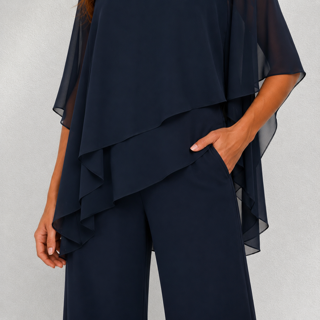 Détail haut bleu marine avec manches transparentes et coupe fluide