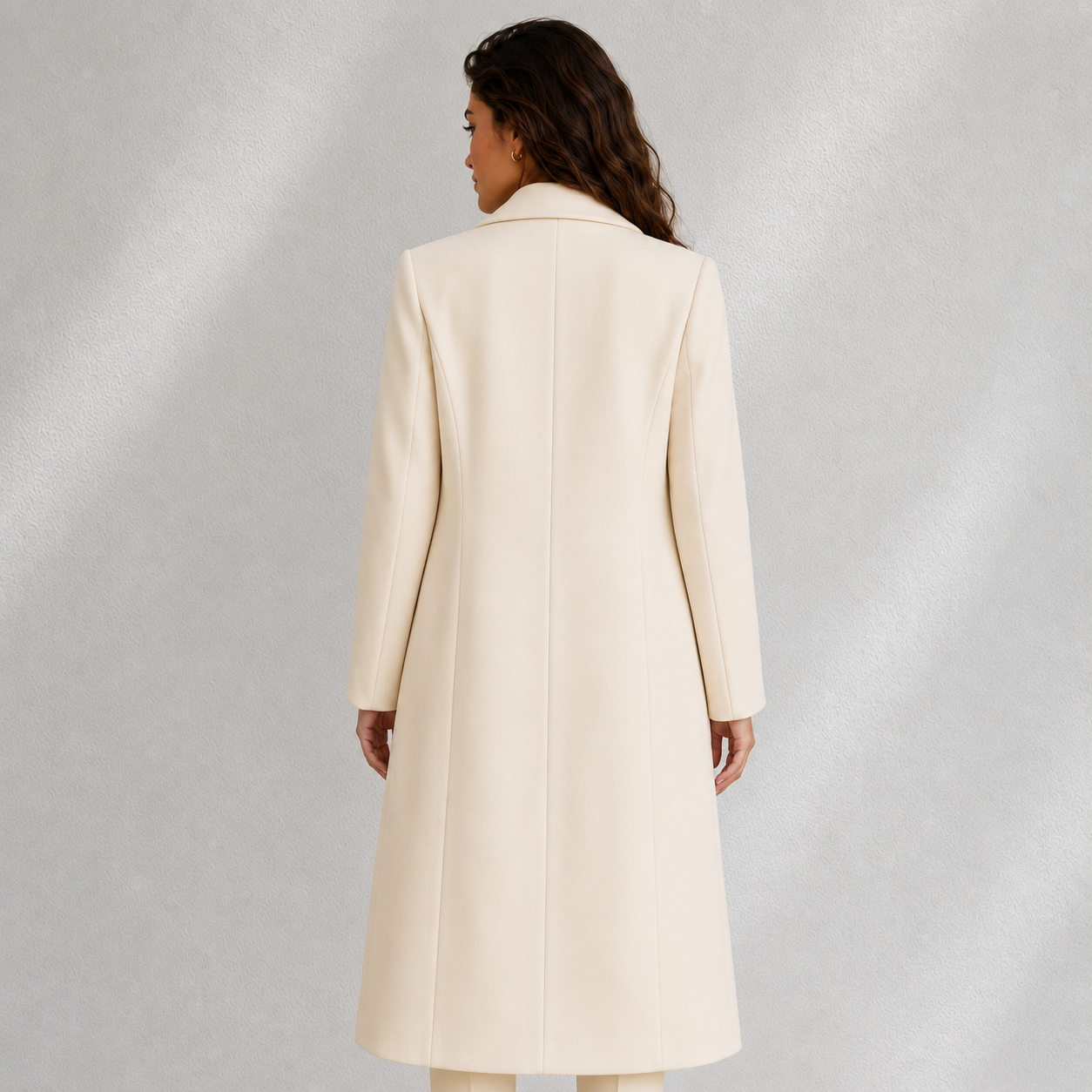 Vue arrière du manteau long écru pour femme