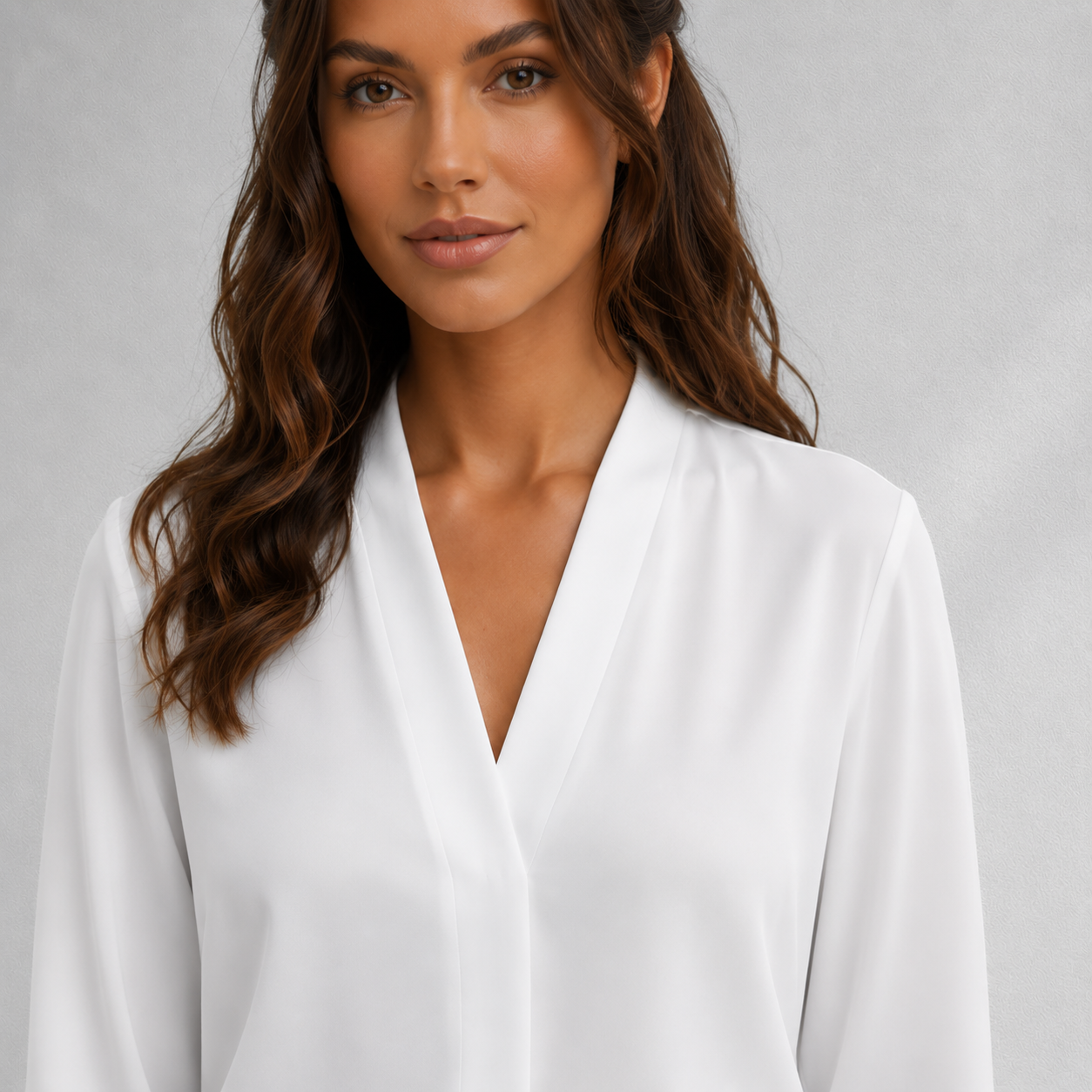 Close-up du col V de la blouse femme blanche à manches longues