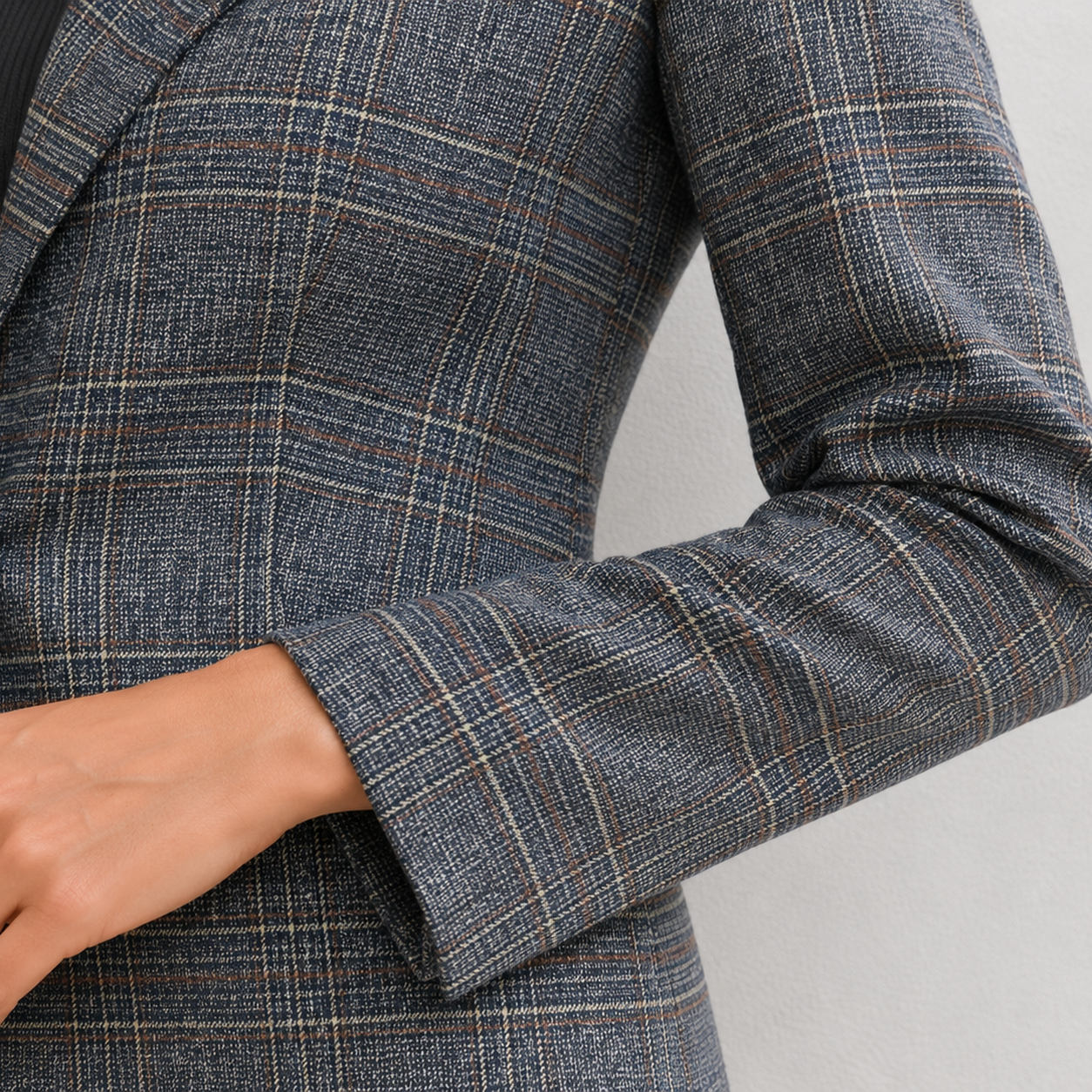 Gros plan blazer River Woods à carreaux bleu marine avec revers tailleur Ruvafashion