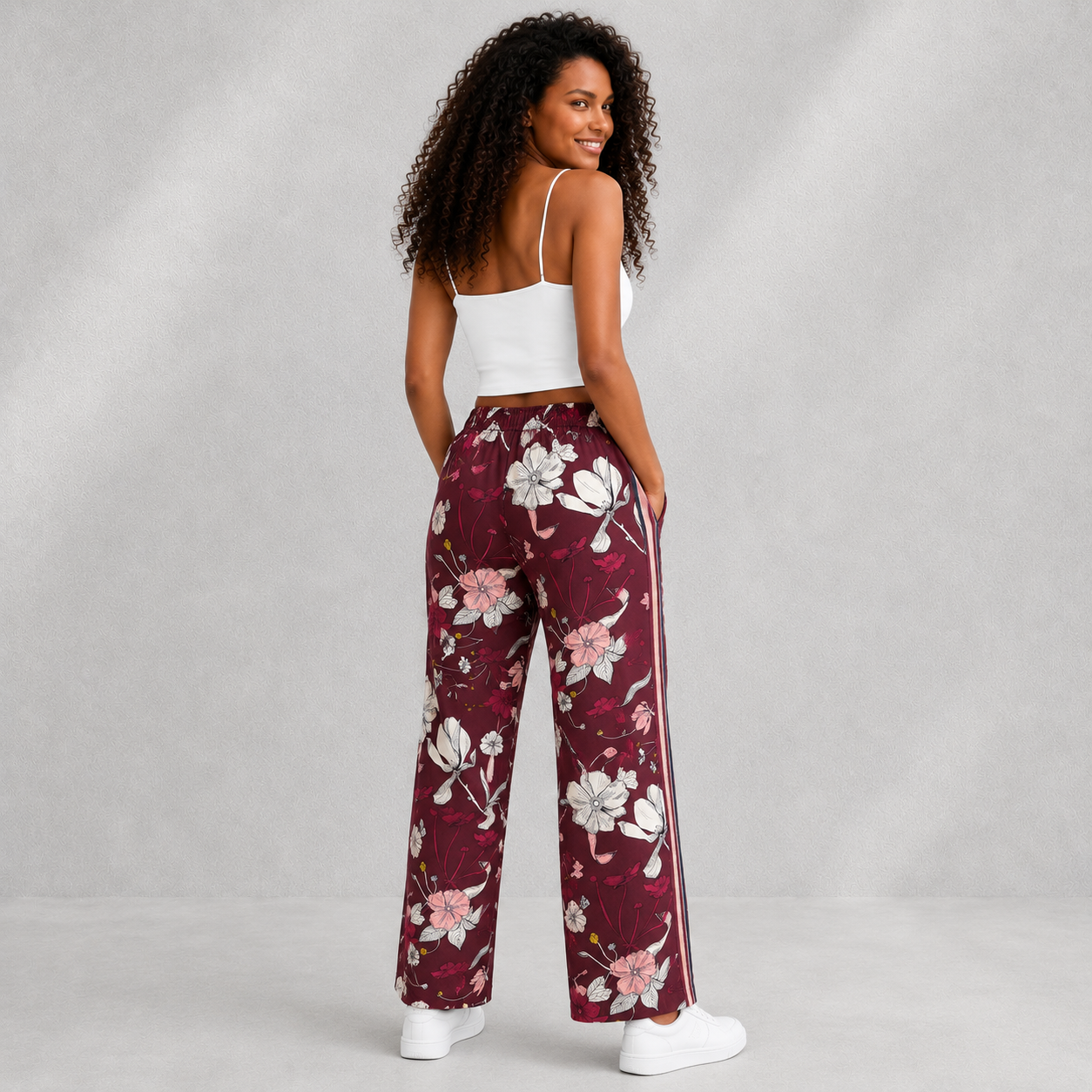 Pantalon femme bordeaux à imprimé floral avec bandes latérales en studio