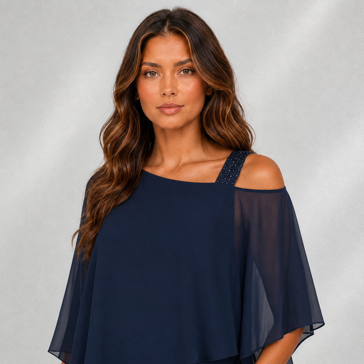 Haut de soirée femme bleu marine avec épaules dégagées et manches voile