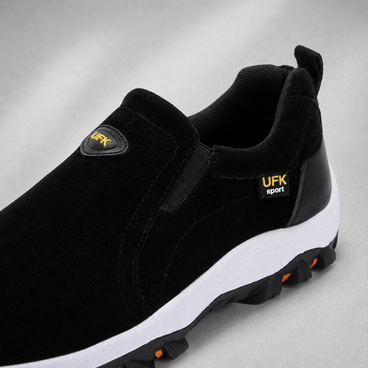 Vue de côté des chaussures homme noires à enfiler