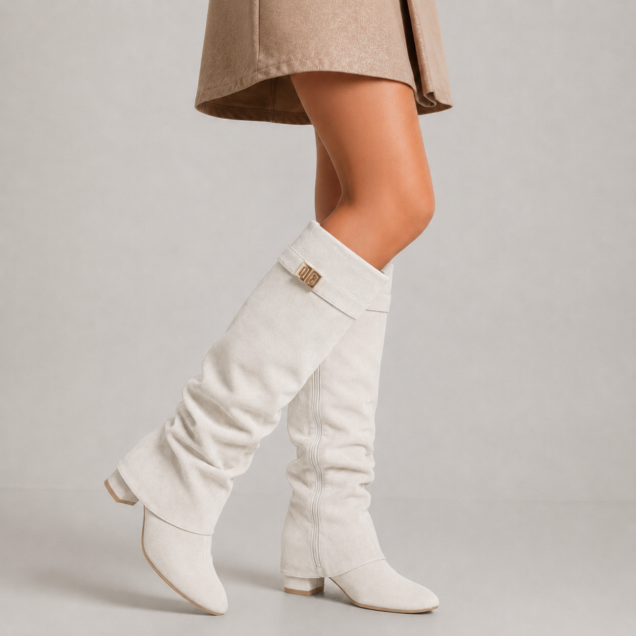 Bottes femme blanches effet suédine portées avec une jupe beige