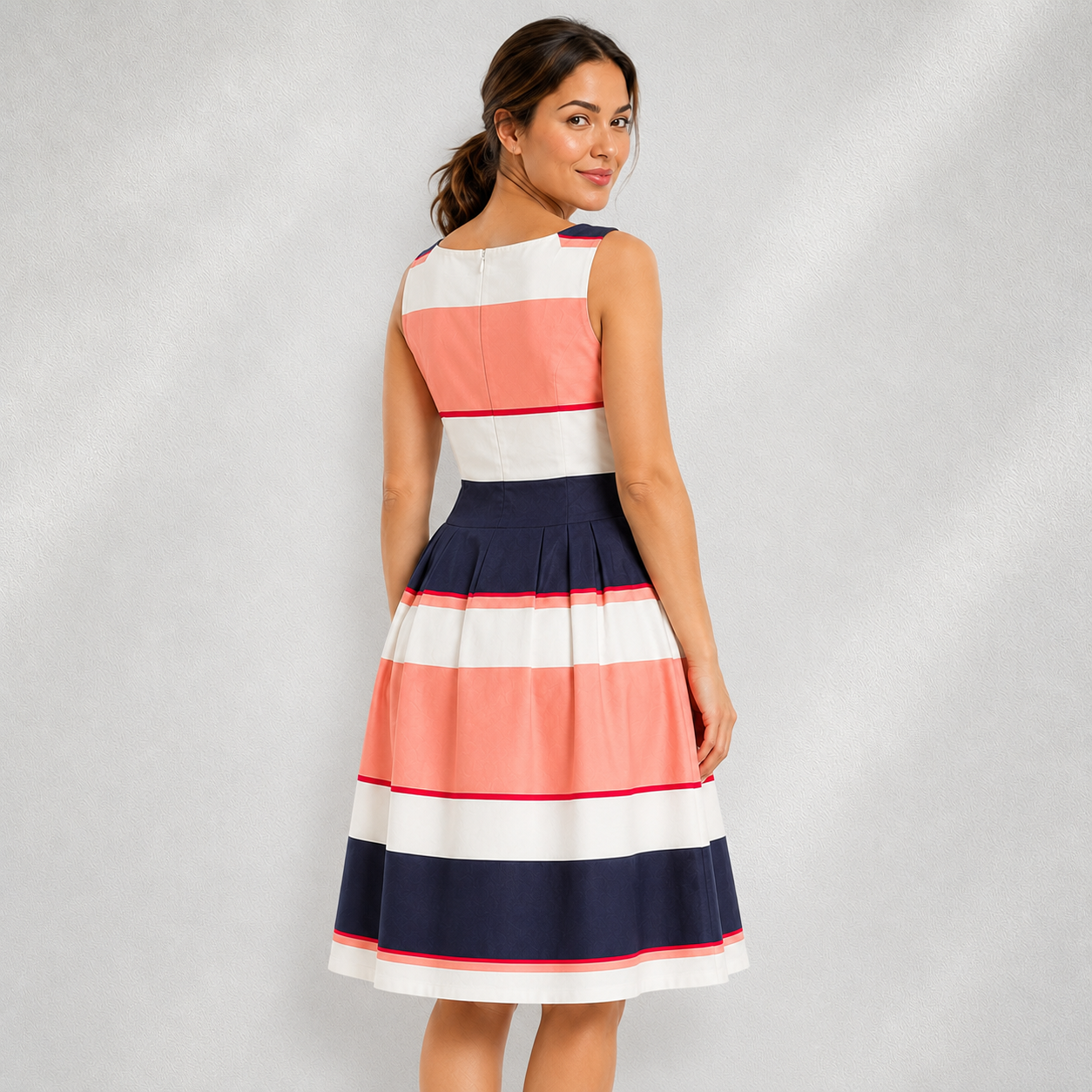Vue de dos de la robe femme Jakes rayée sans manches avec fermeture zippée