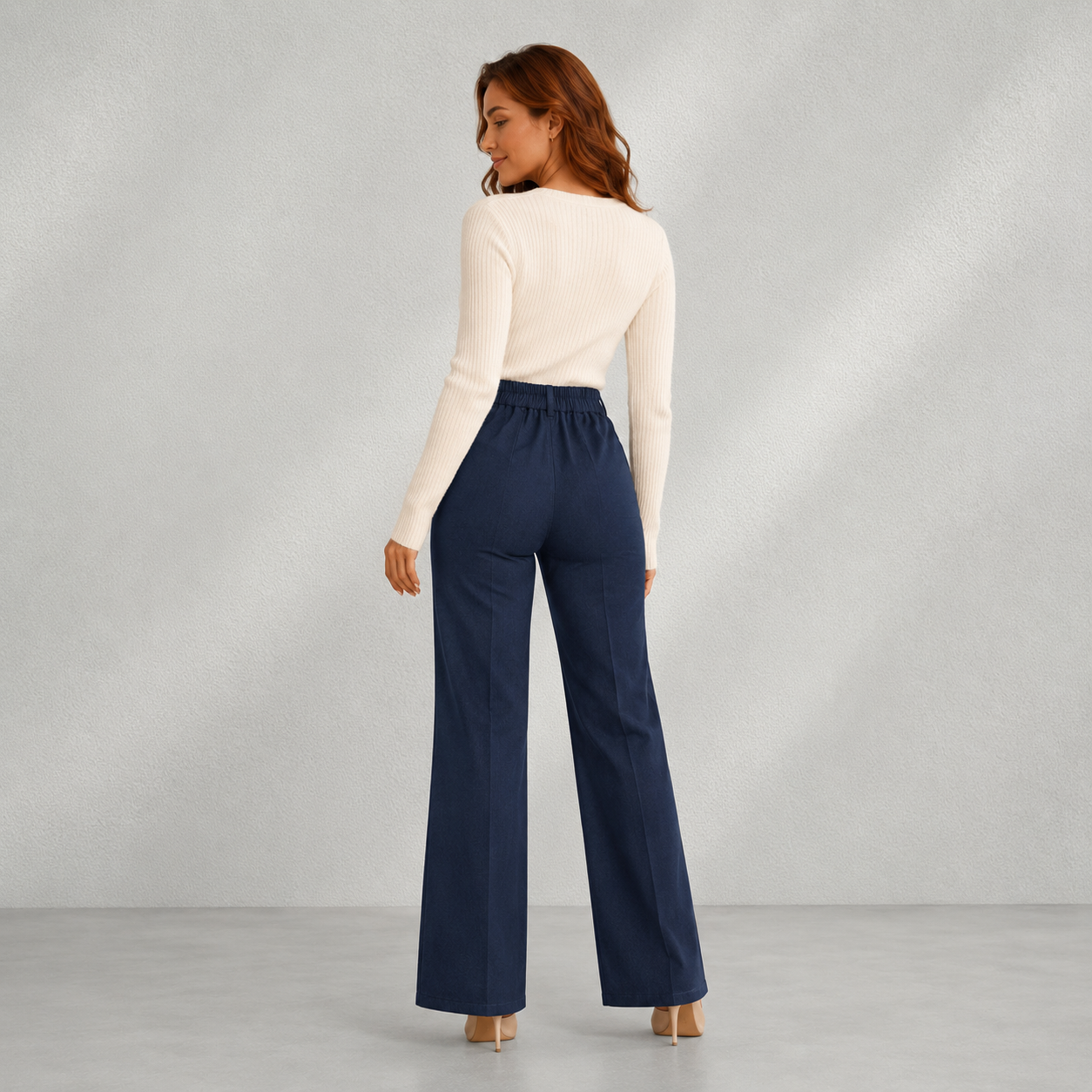 Vue de côté du pantalon bleu marine élégant à jambes larges