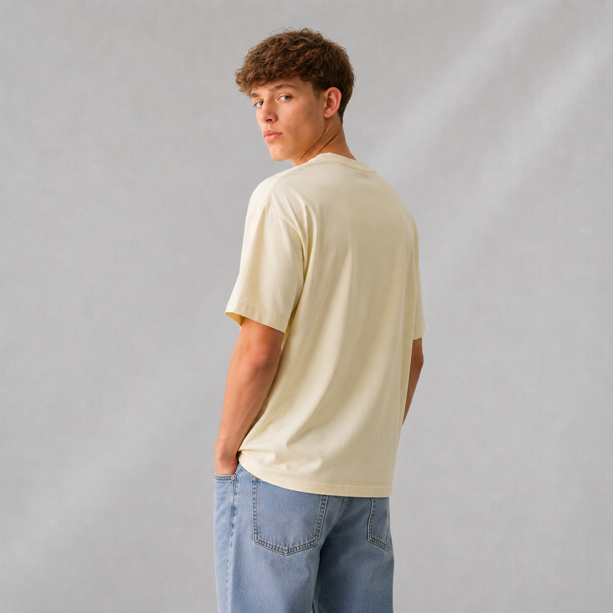 T-shirt coupe droite jaune avec logo devant Rough Studios