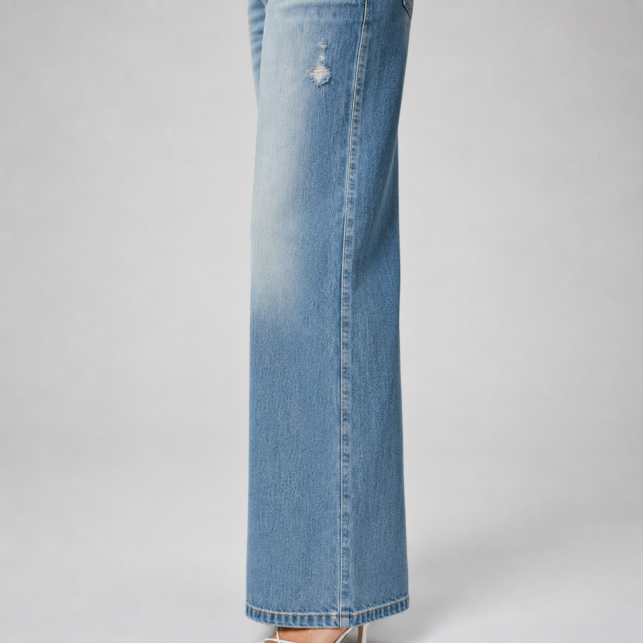 Détail bas de jambe large pantalon denim bleu clair