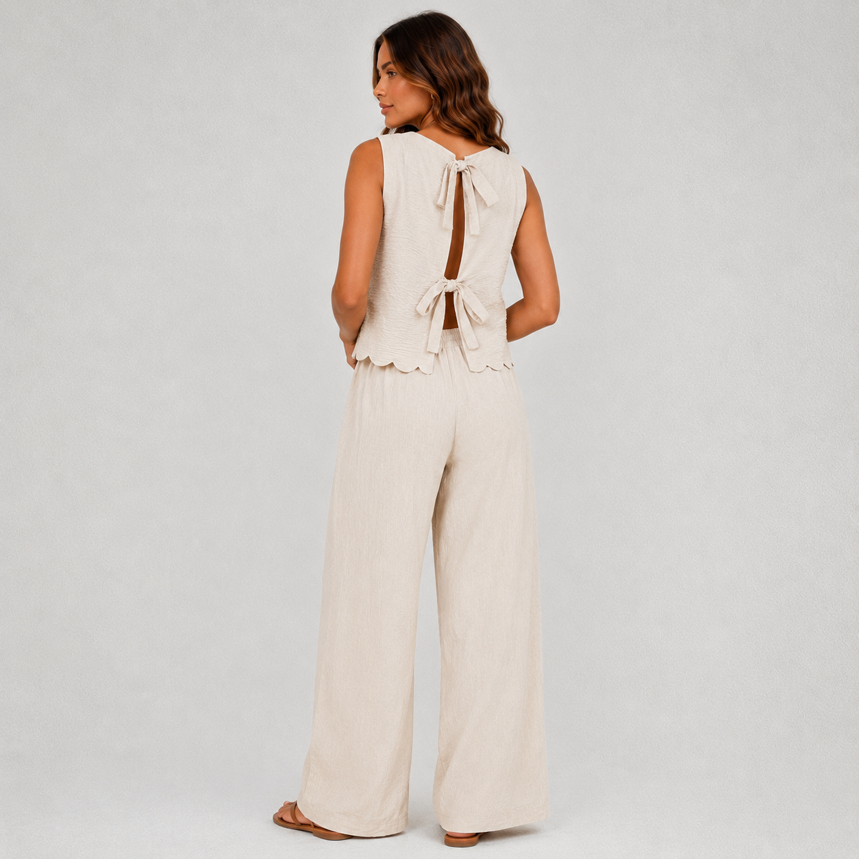 Ensemble femme beige vue de dos avec nœuds décoratifs