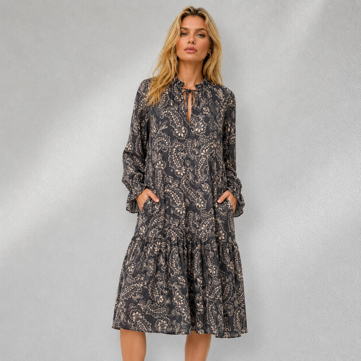Robe femme imprimée grise à manches longues avec col boutonné – vue studio de face