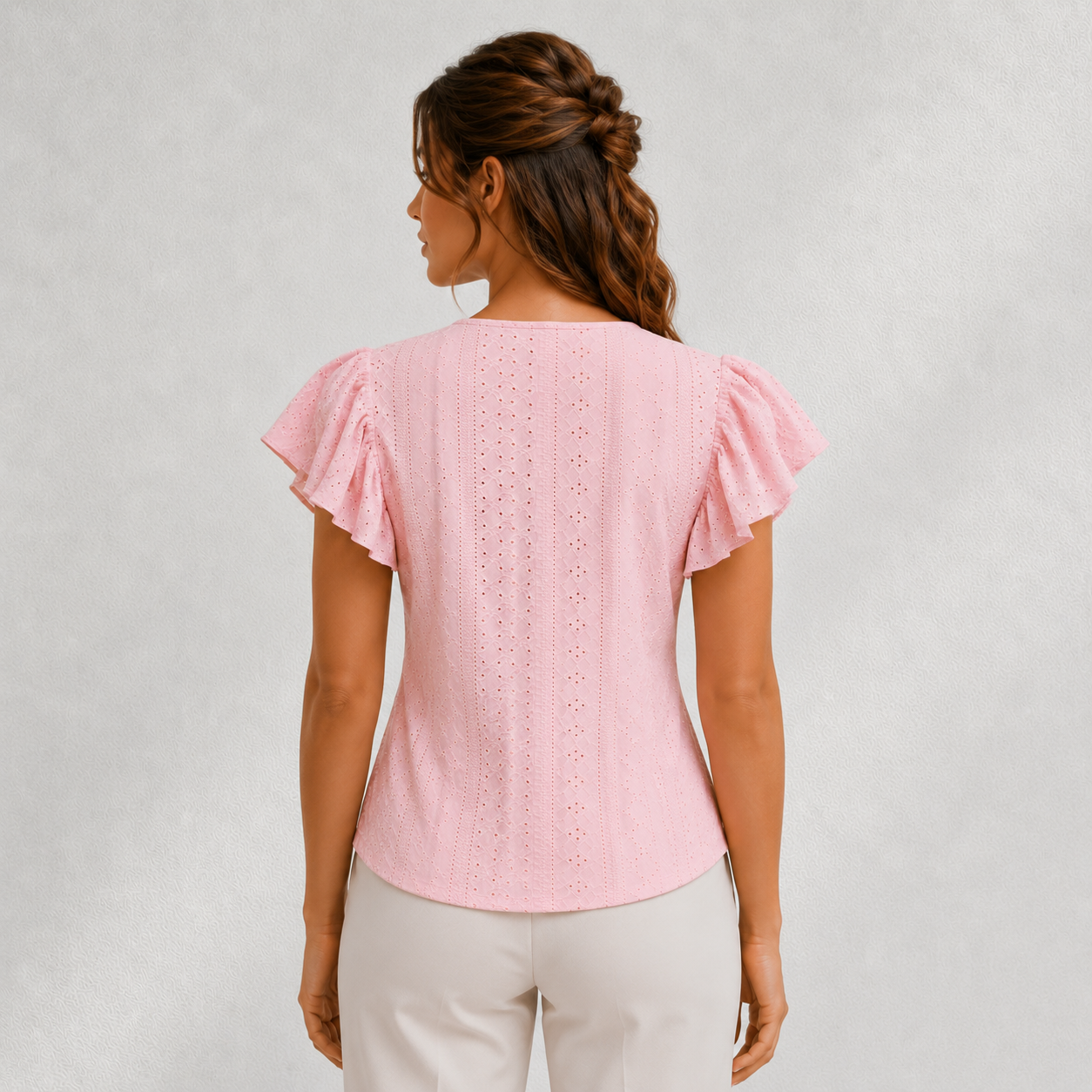 Vue de dos de la blouse femme rose avec manches volantées et tissu ajouré