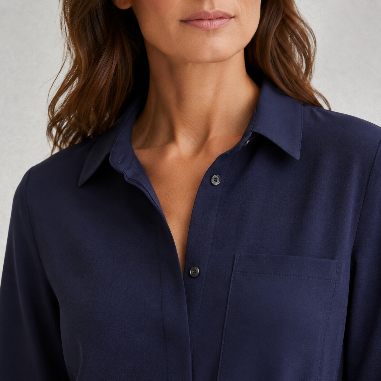 Détail du col et de la poche poitrine de la robe chemise femme bleu marine Ruvafashion