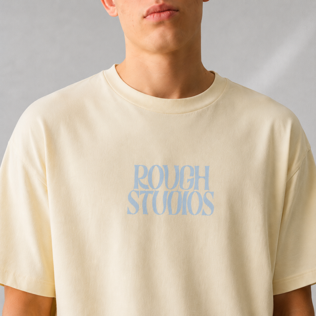 T-shirt coupe droite jaune avec logo devant Rough Studios