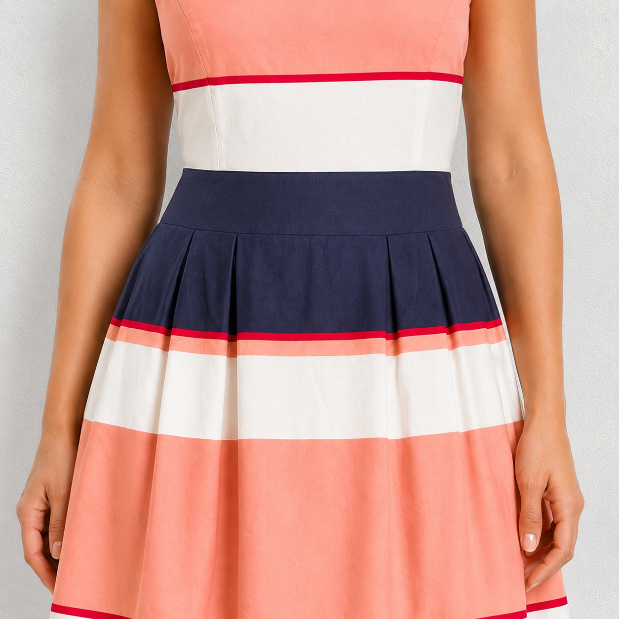 Détail de la taille marquée et des plis de la robe femme Jakes rayée en coton