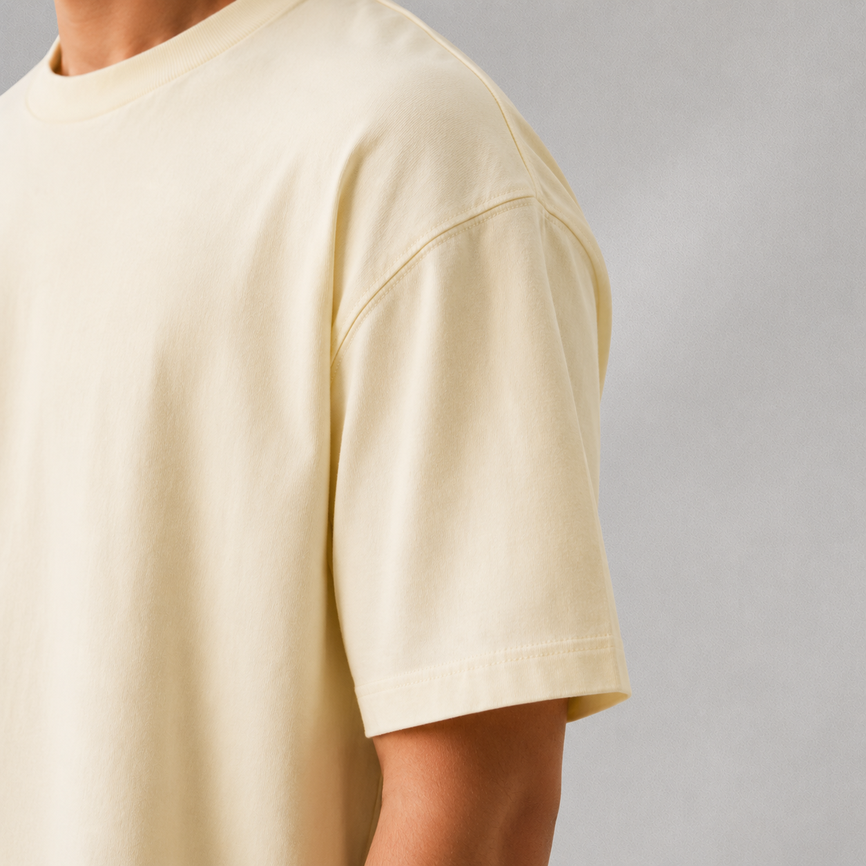 T-shirt coupe droite jaune avec logo devant Rough Studios