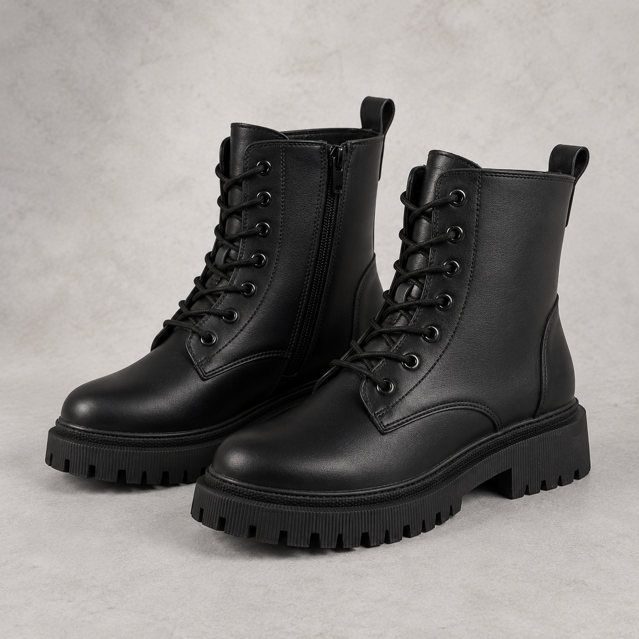 Bottines femme noires à lacets avec semelle crantée