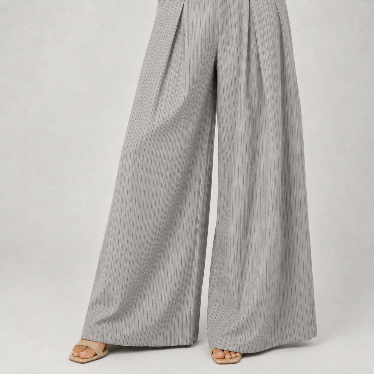 Détail tissu et jambe large du pantalon gris à rayures pour femme