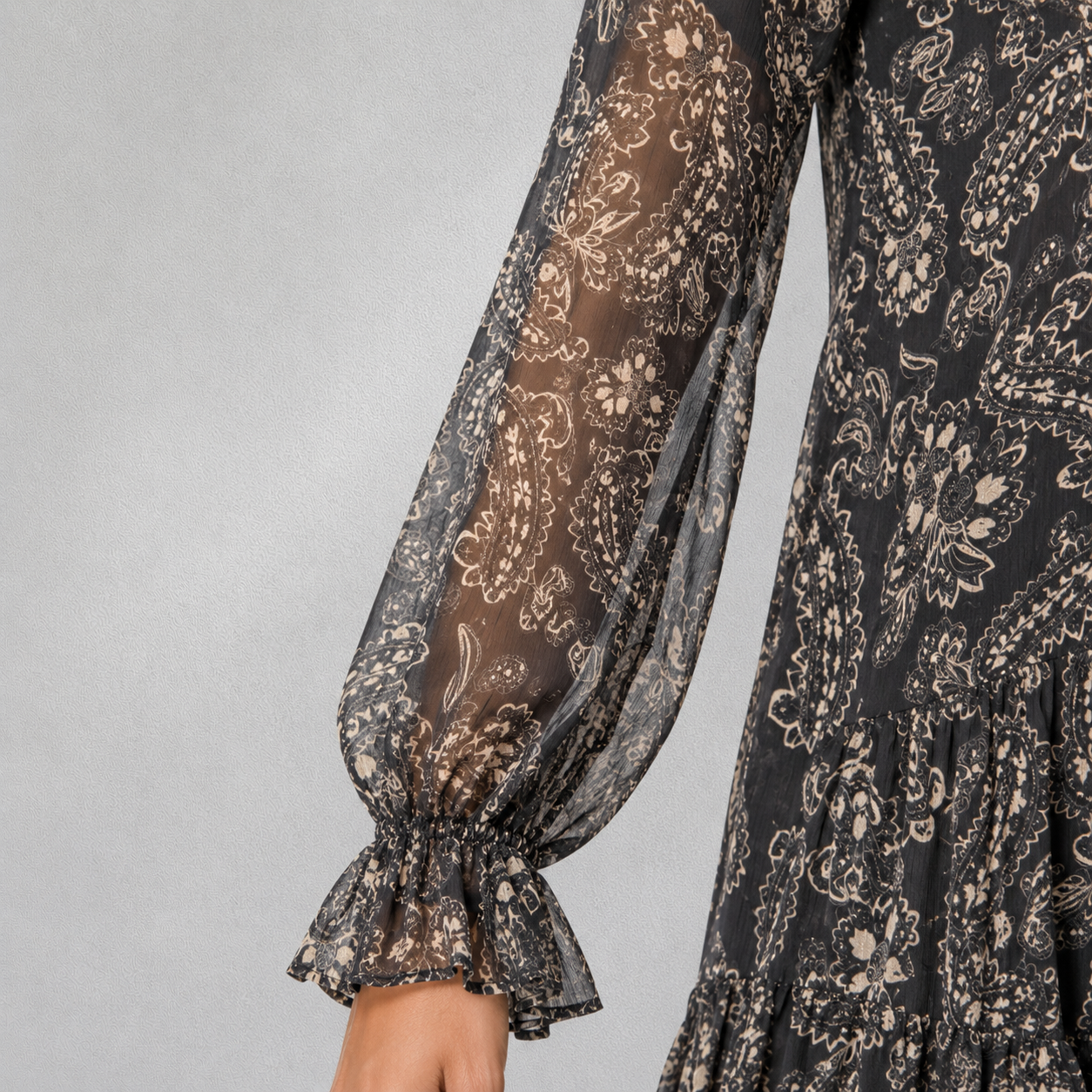 Détail manche transparente de robe femme imprimée grise avec finition élastiquée