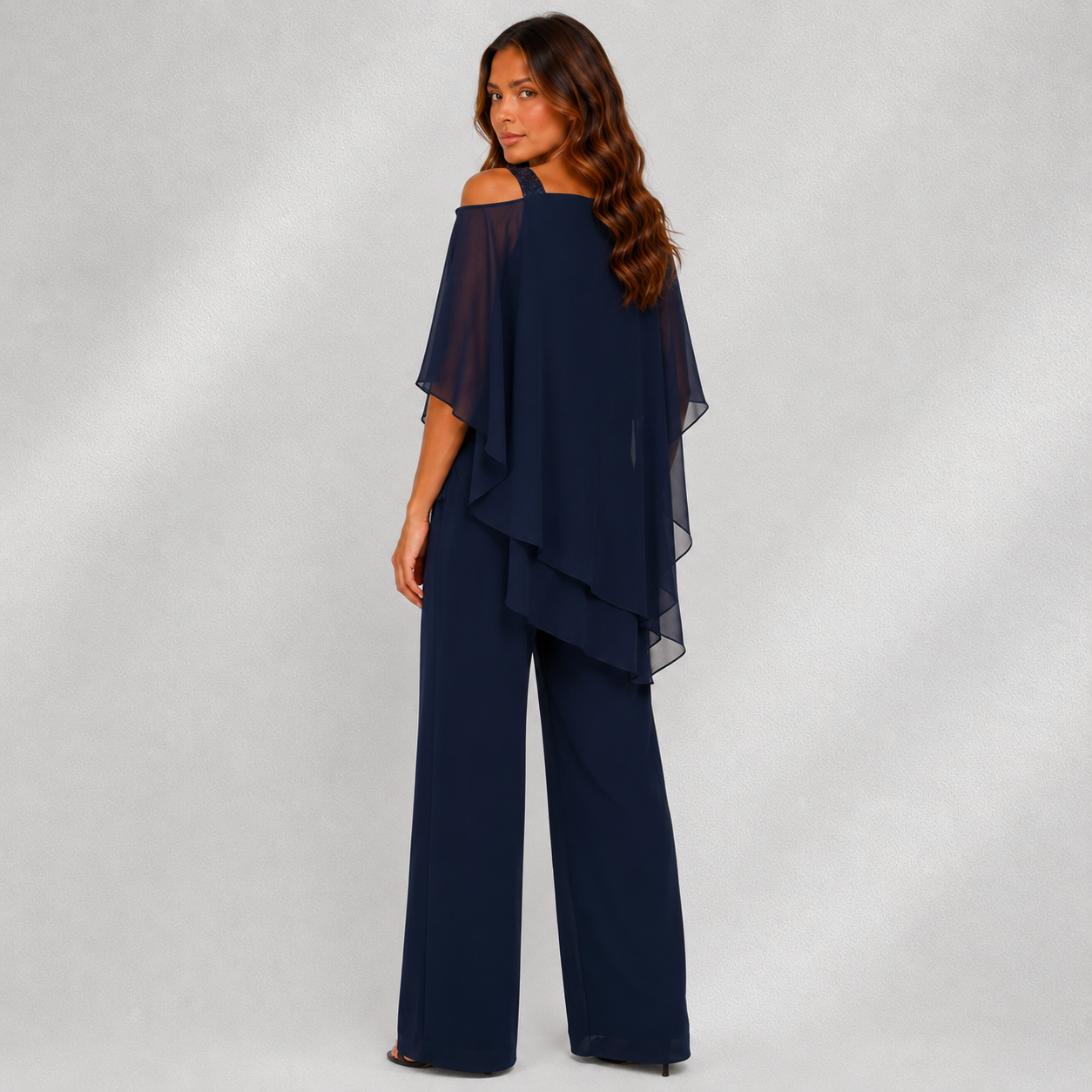 Vue dos tenue de soirée femme bleu marine avec pantalon large