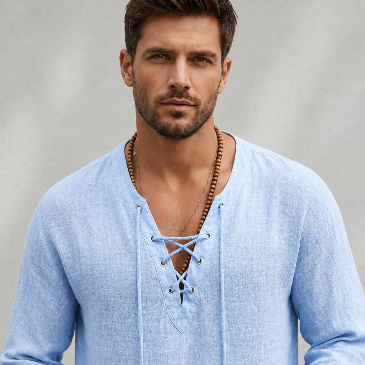 Gros plan du col V lacé de la chemise homme bleu clair en coton