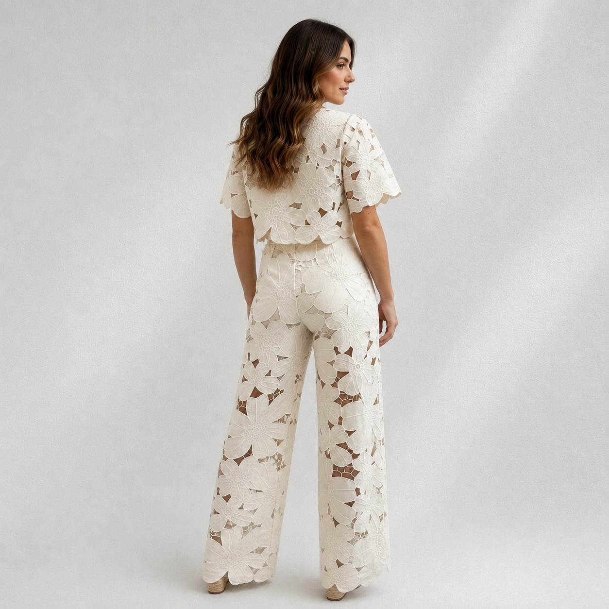 Vue de dos de l’ensemble femme ajouré blanc avec pantalon large