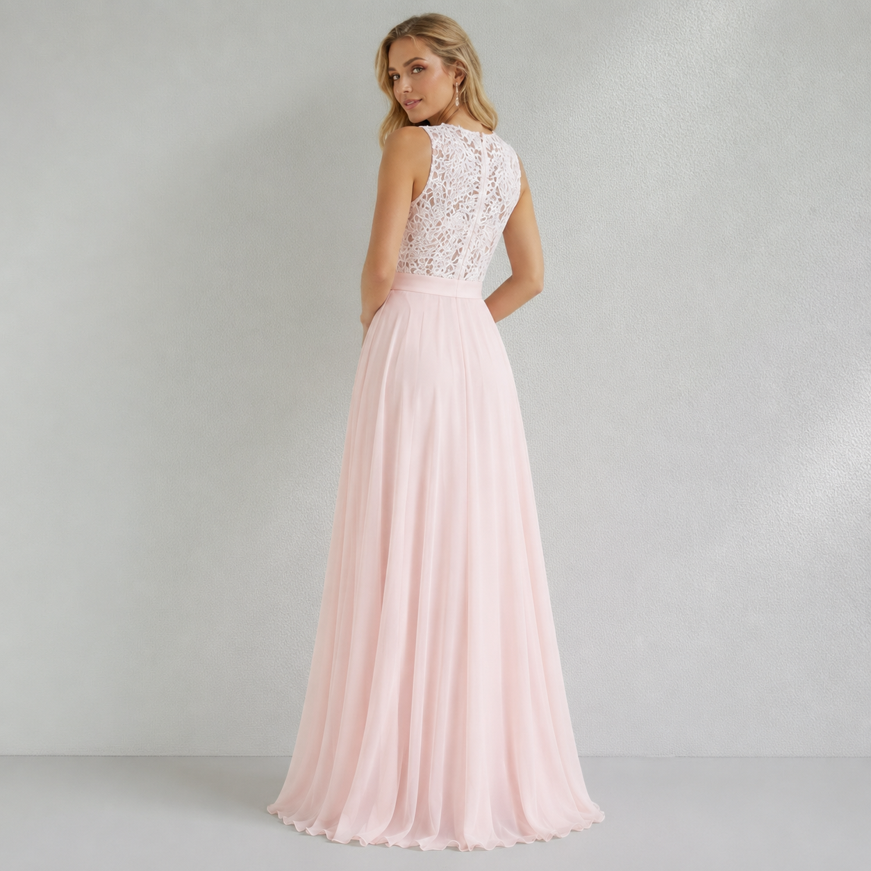 Robe longue dentelle et voile rose vue de dos