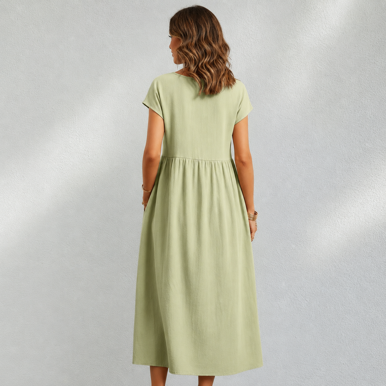 Vue de dos de la robe longue d’été femme vert clair sans manches à coupe ample