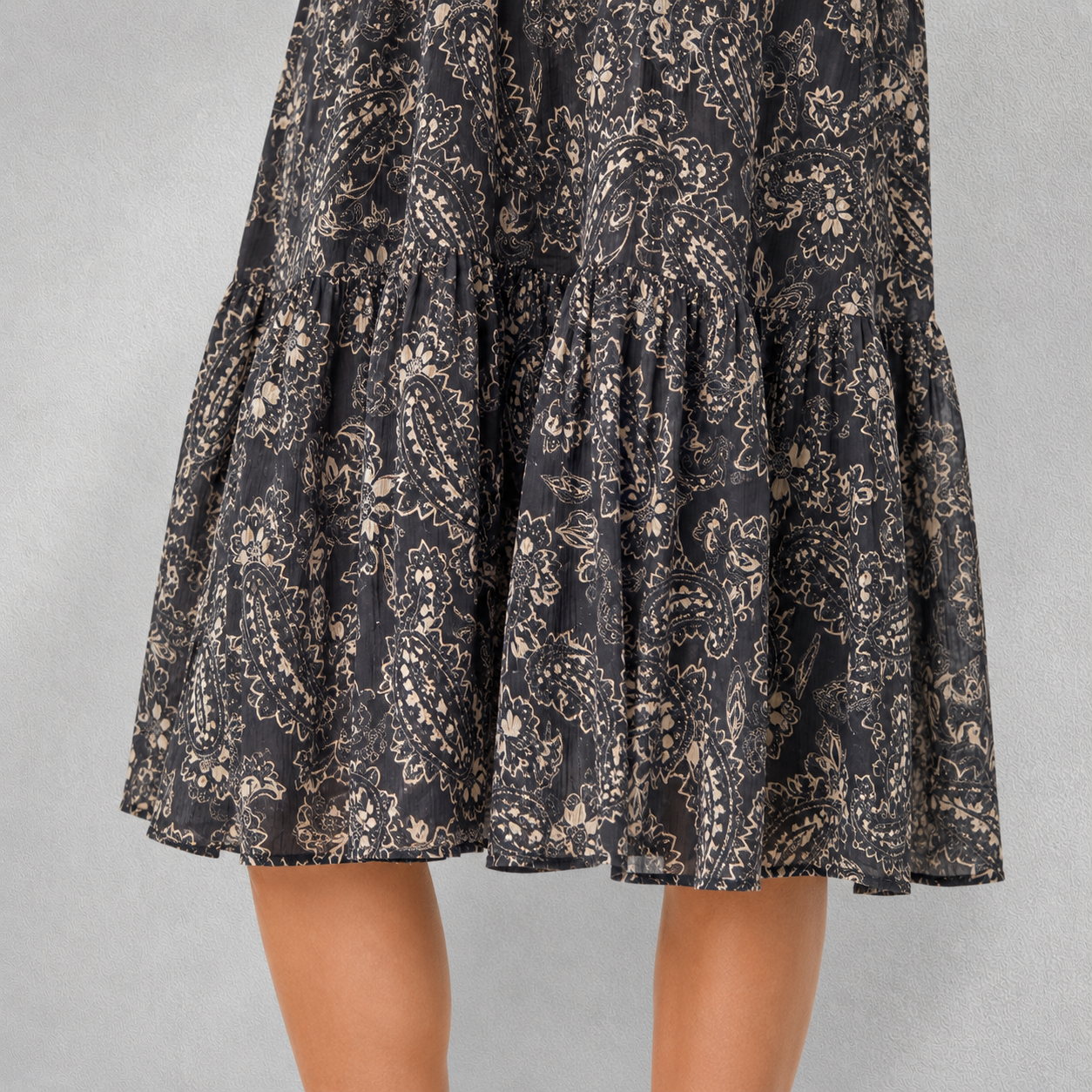 Détail jupe fluide imprimée grise de robe femme mi-longue