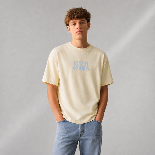 T-shirt coupe droite jaune avec logo devant Rough Studios