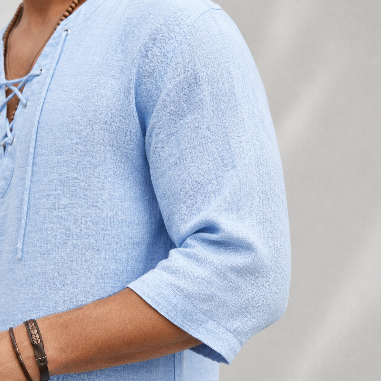 Gros plan de la manche mi-longue de la chemise homme bleu clair en coton
