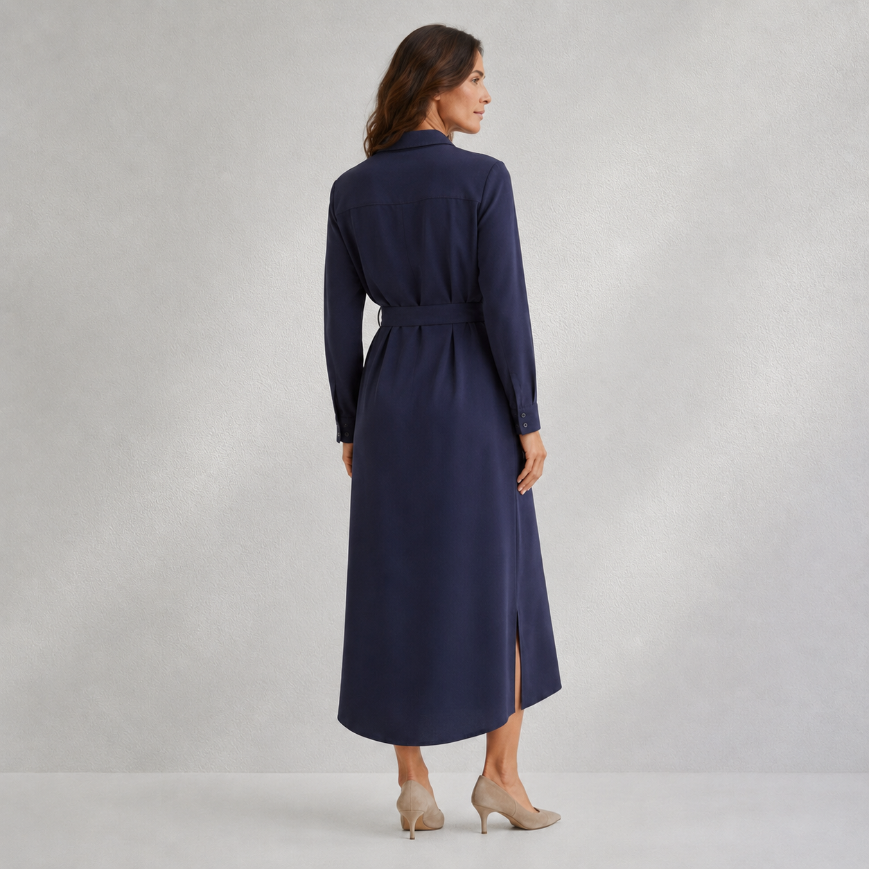 Vue de dos de la robe chemise longue bleu marine avec ceinture et fente latérale