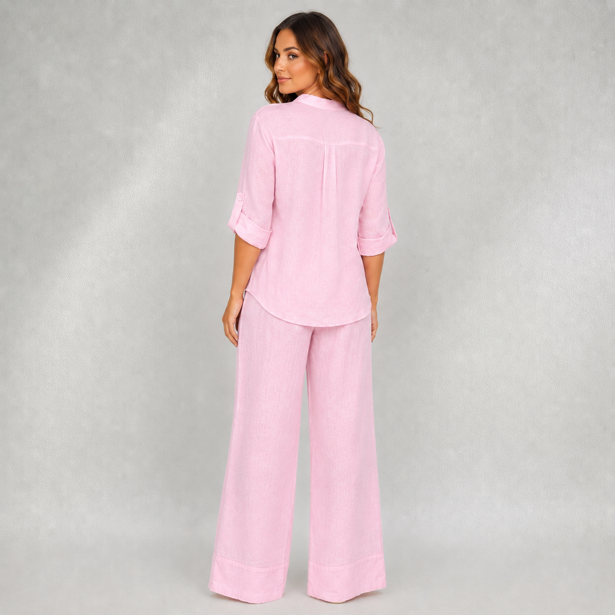 Vue de dos ensemble femme rose avec pantalon large