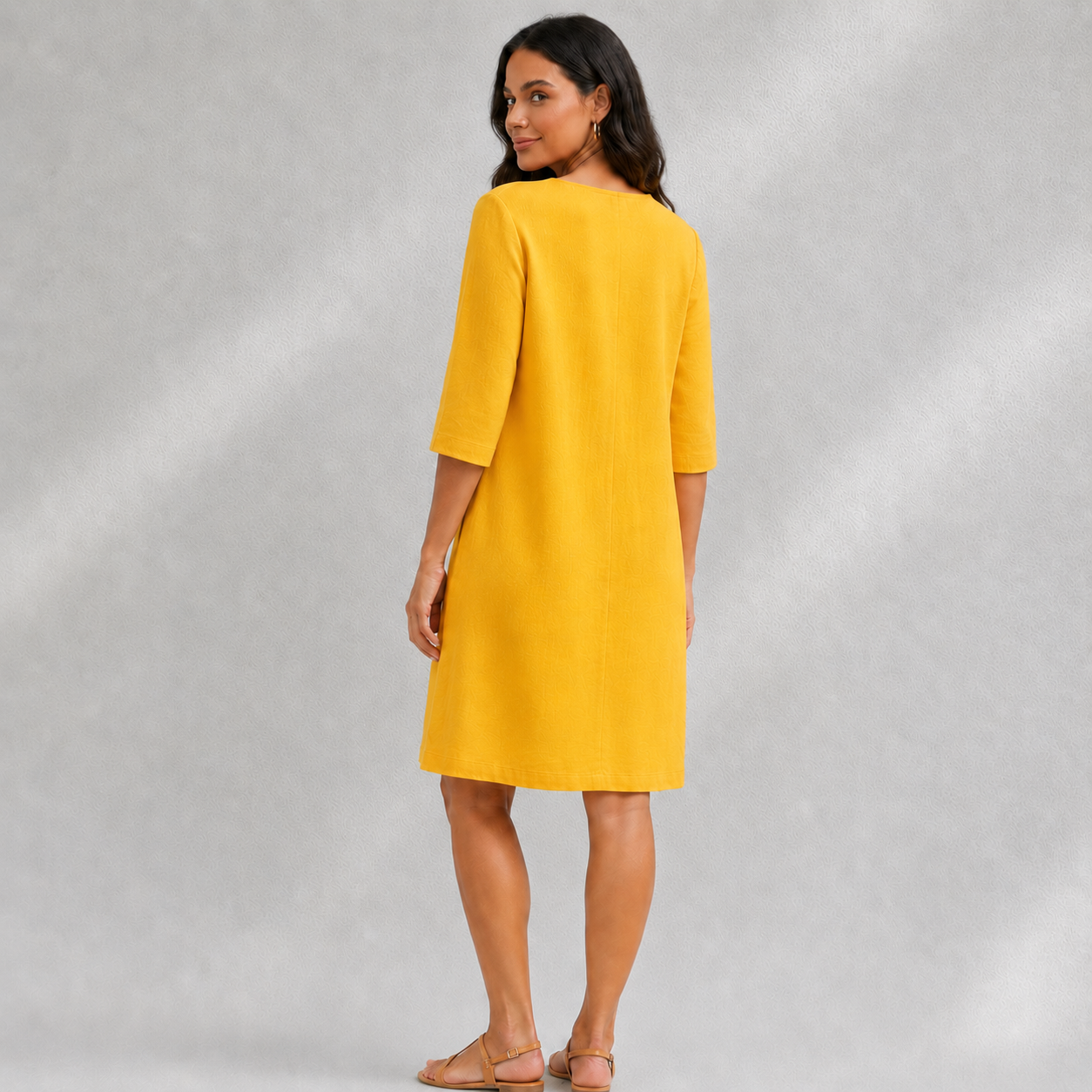 Vue de dos d’une robe jaune pour femme à coupe droite et longueur genou