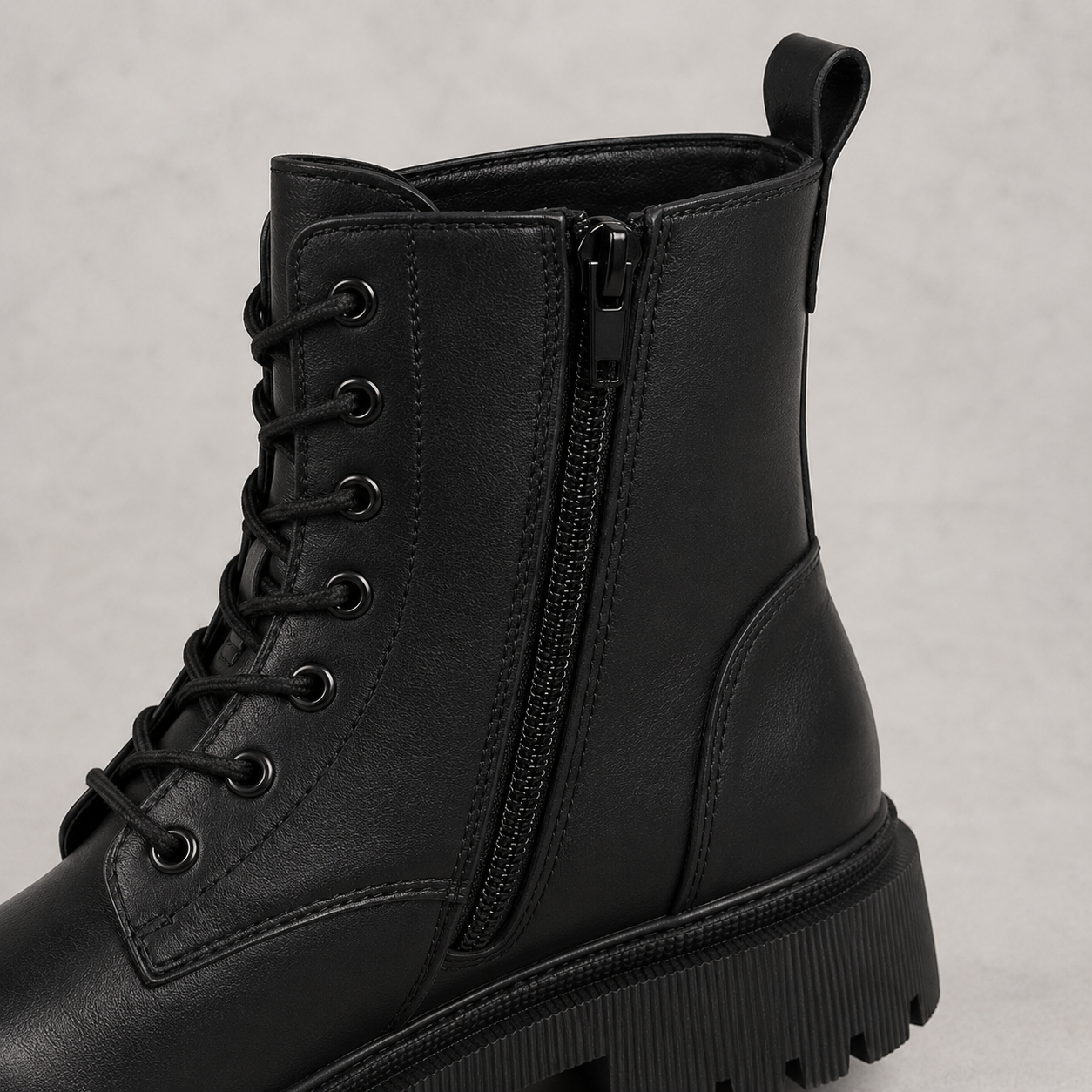 Détail de la fermeture zippée des bottines noires