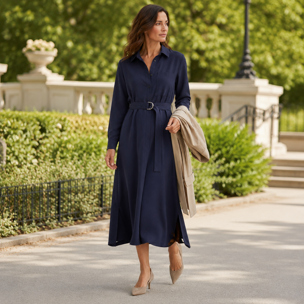 Robe chemise femme bleu marine portée en promenade élégante dans un jardin urbain