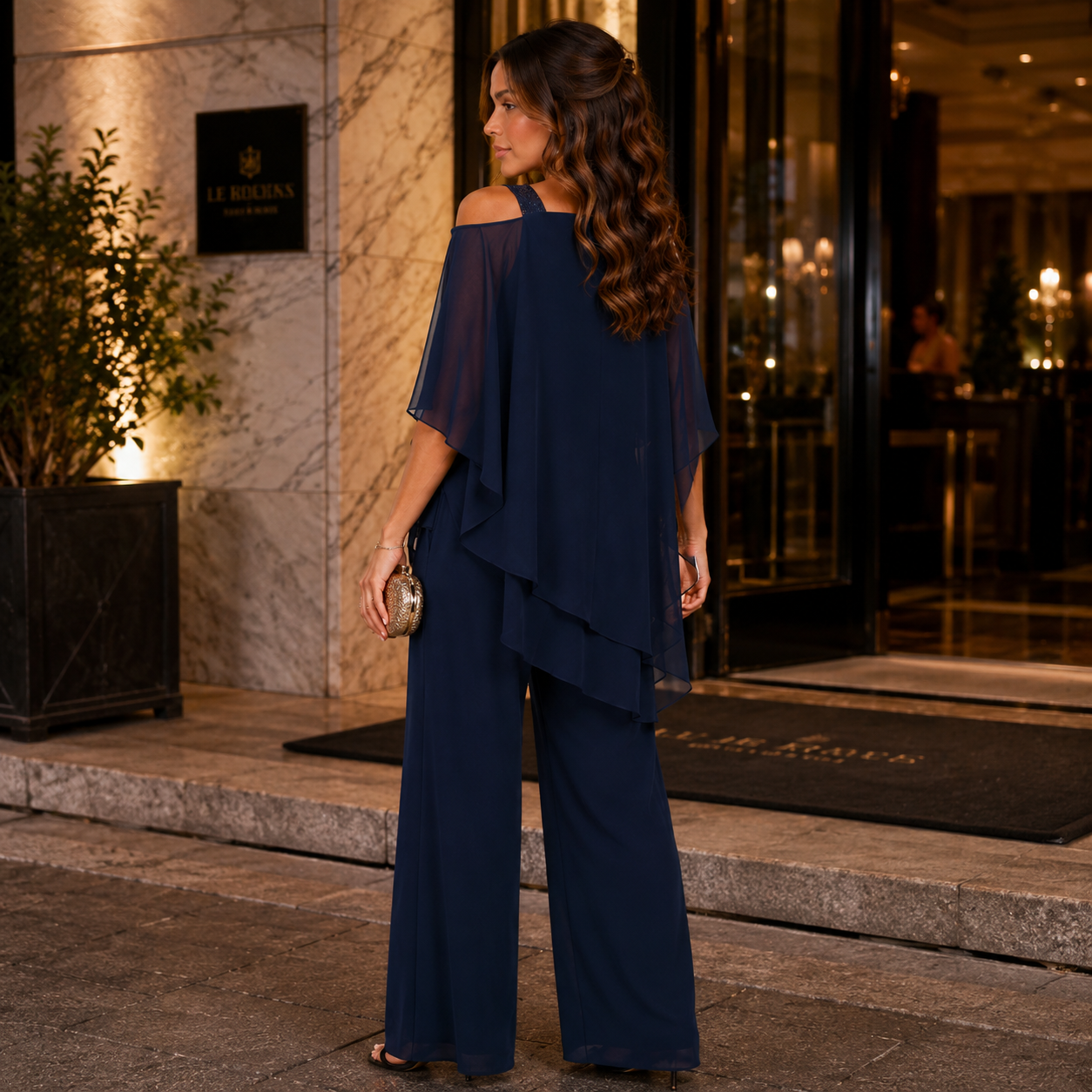 Look cocktail femme bleu marine sur terrasse chic en soirée
