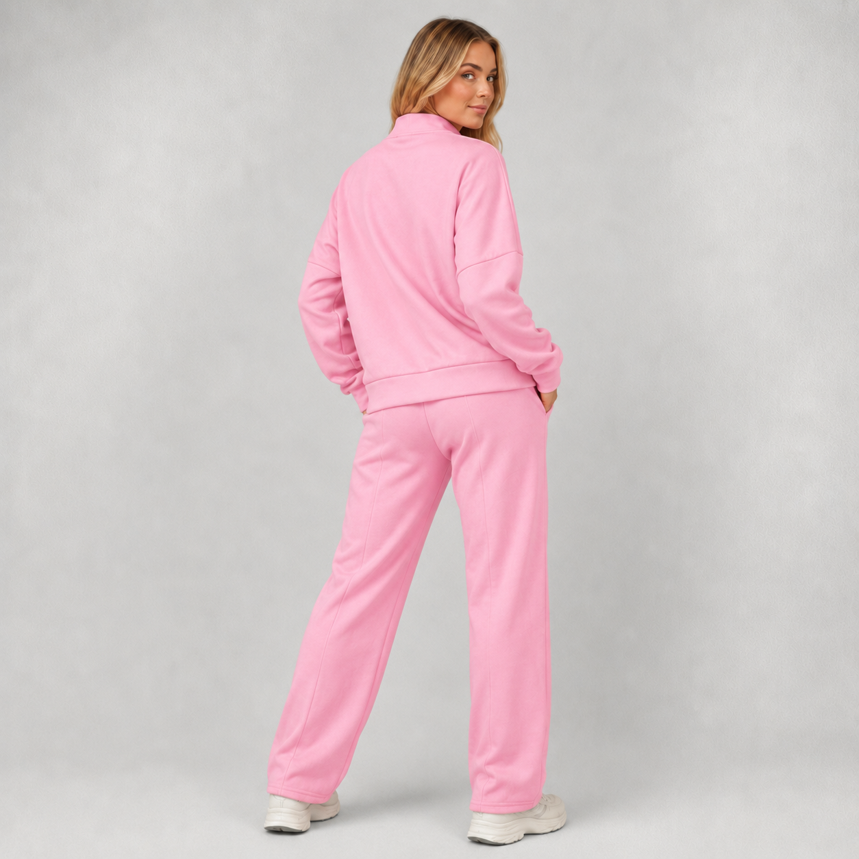 Vue de dos survêtement femme rose avec veste zippée et pantalon large