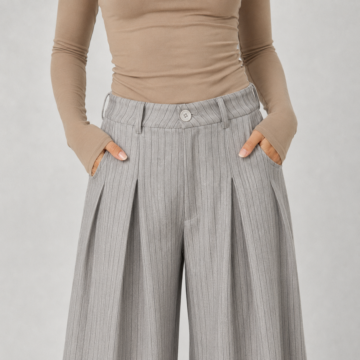 Détail taille du pantalon femme gris à rayures avec plis et poches