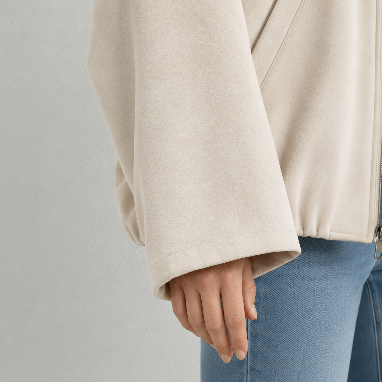 Détail de la manche large de la veste bomber femme écrue