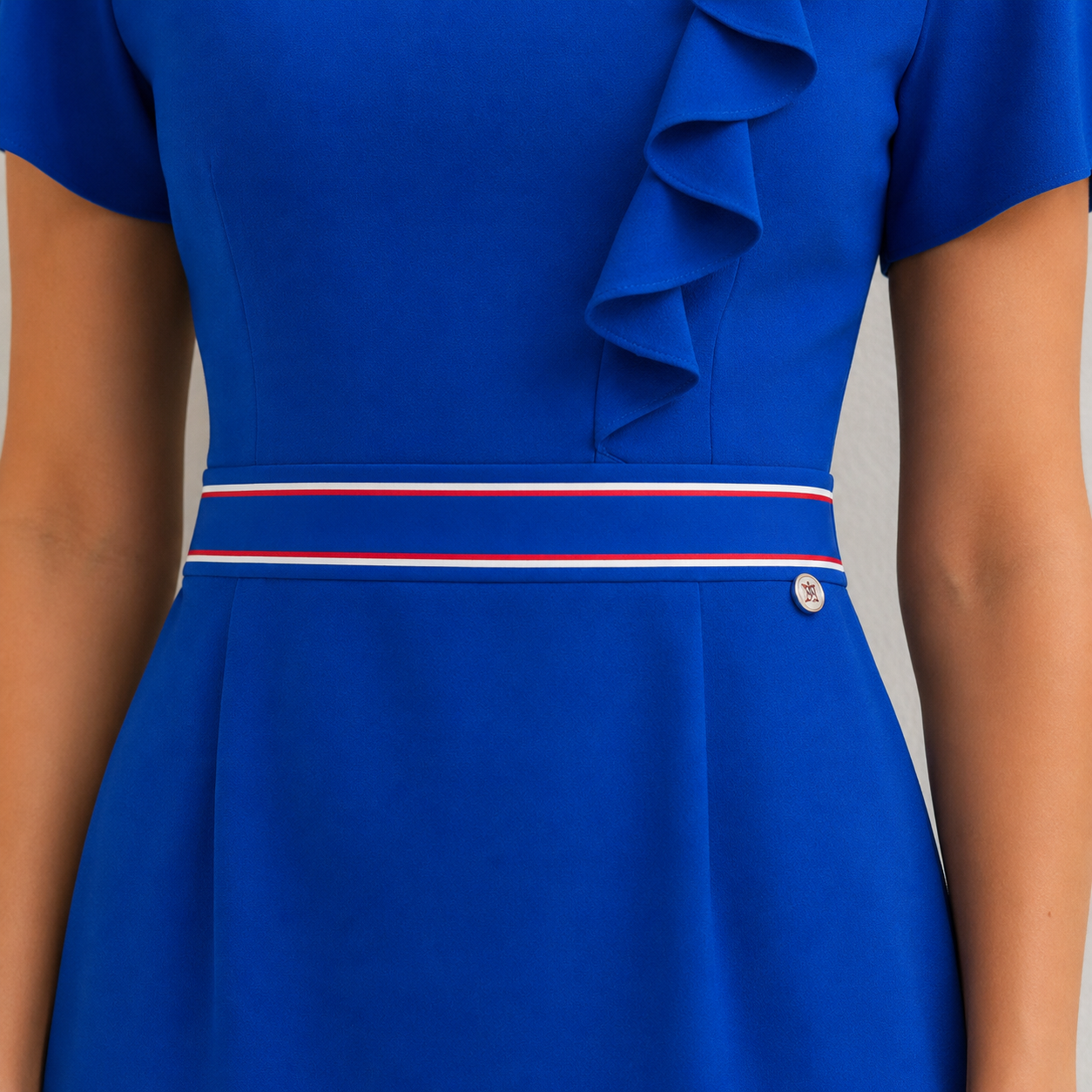 Détail taille avec bande rayée de robe River Woods bleu roi Ruvafashion