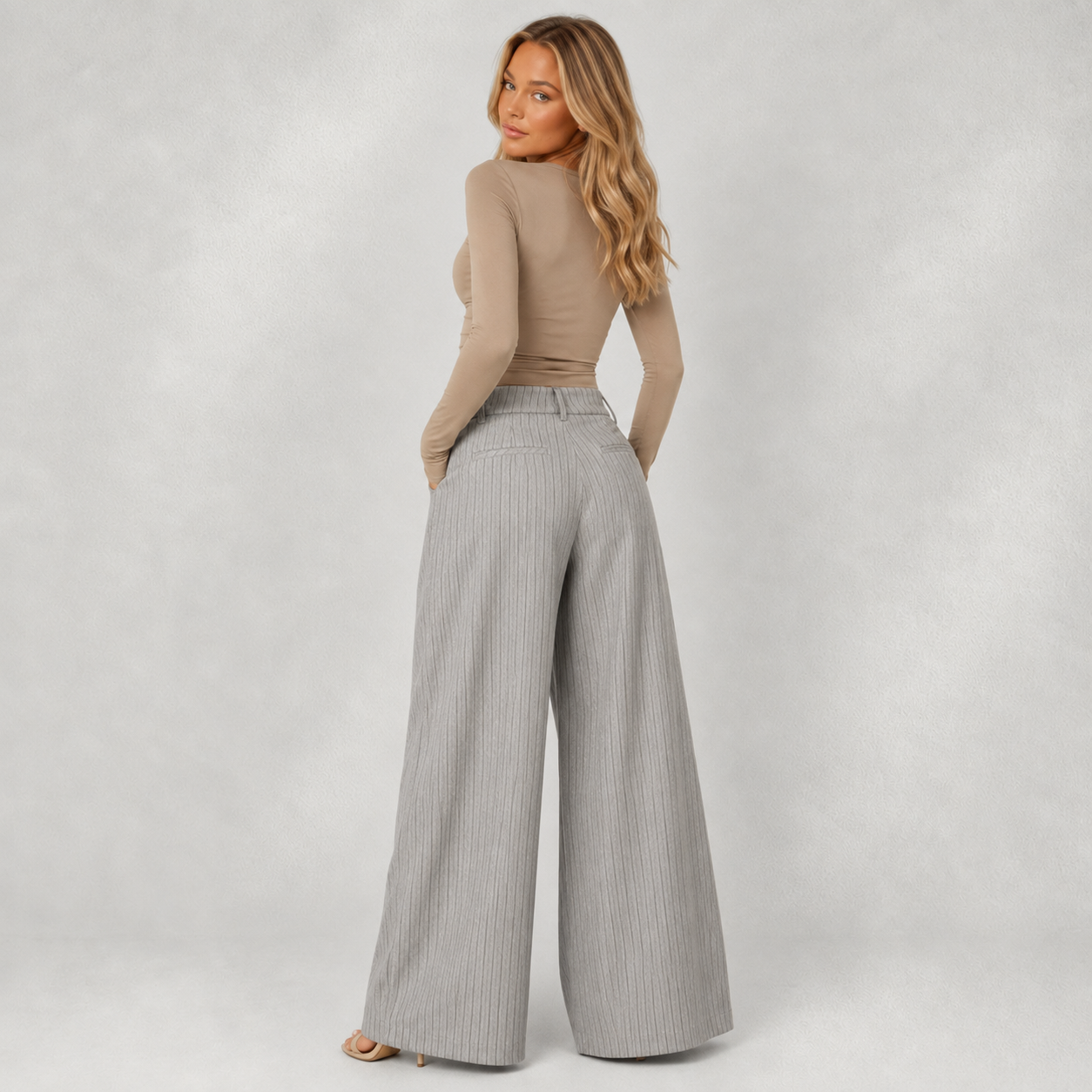 Vue de côté du pantalon femme gris à rayures, coupe ample et élégante