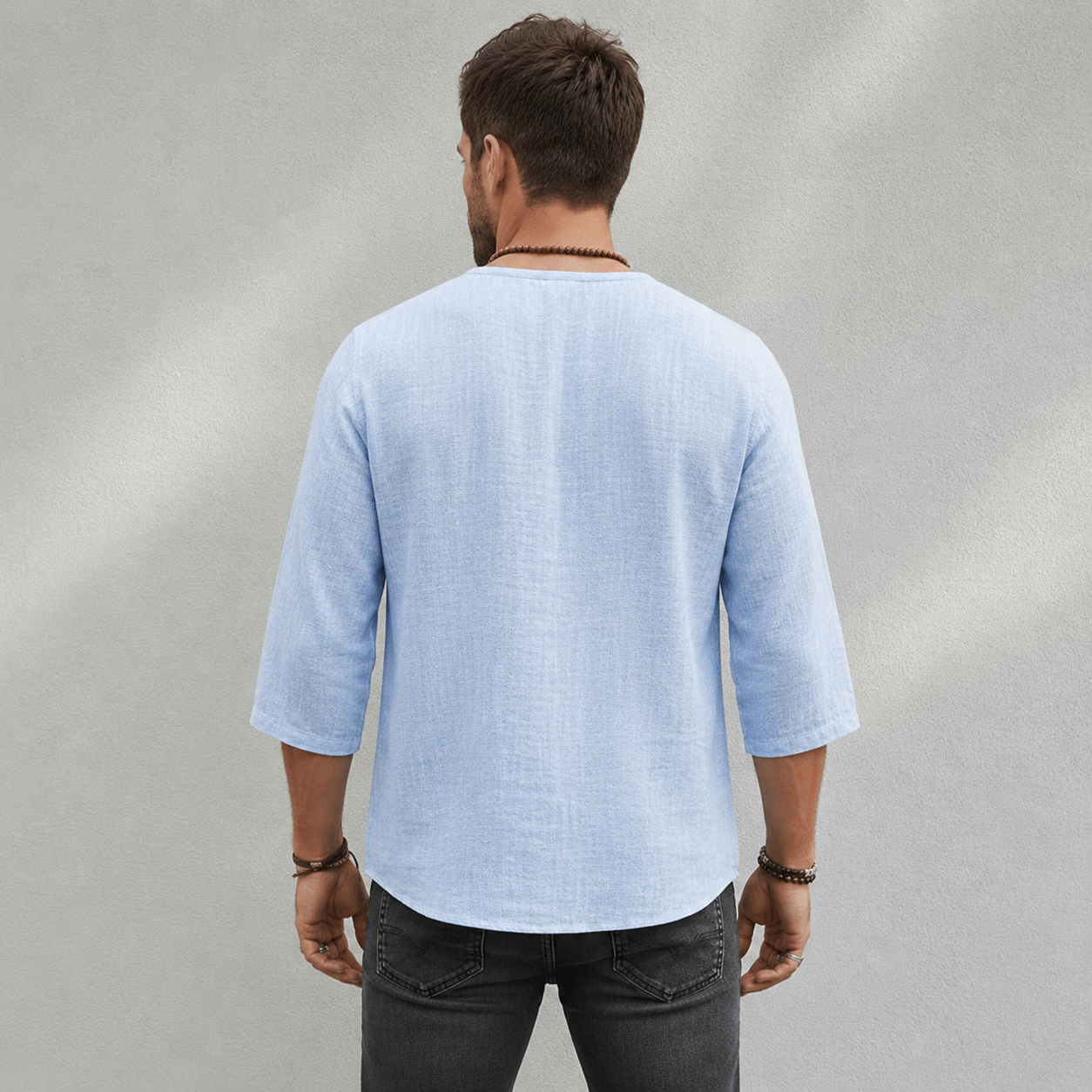 Vue de dos de la chemise homme bleu clair en coton coupe ample