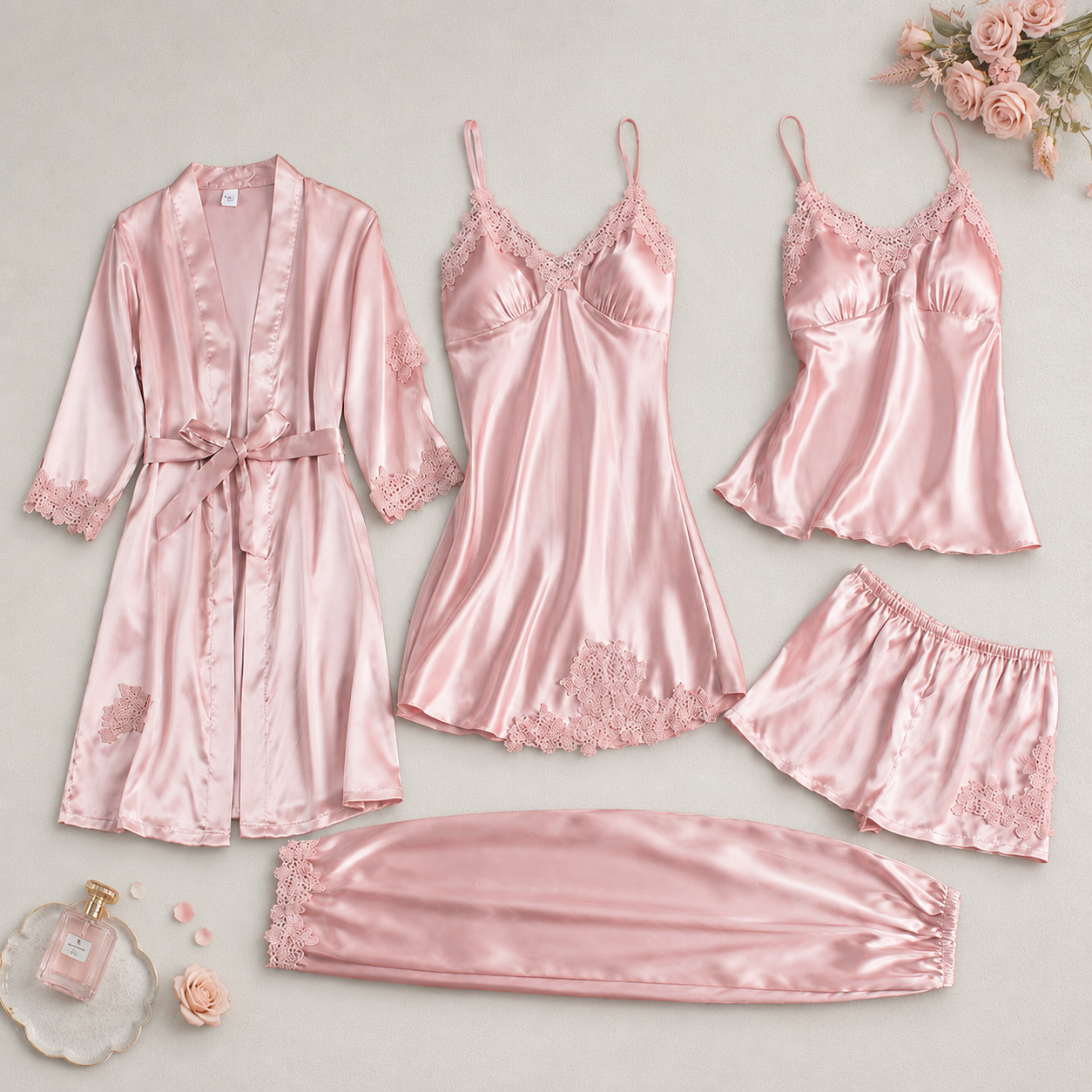 Ensemble pyjama femme satin rose présenté avec peignoir, top, short et pantalon