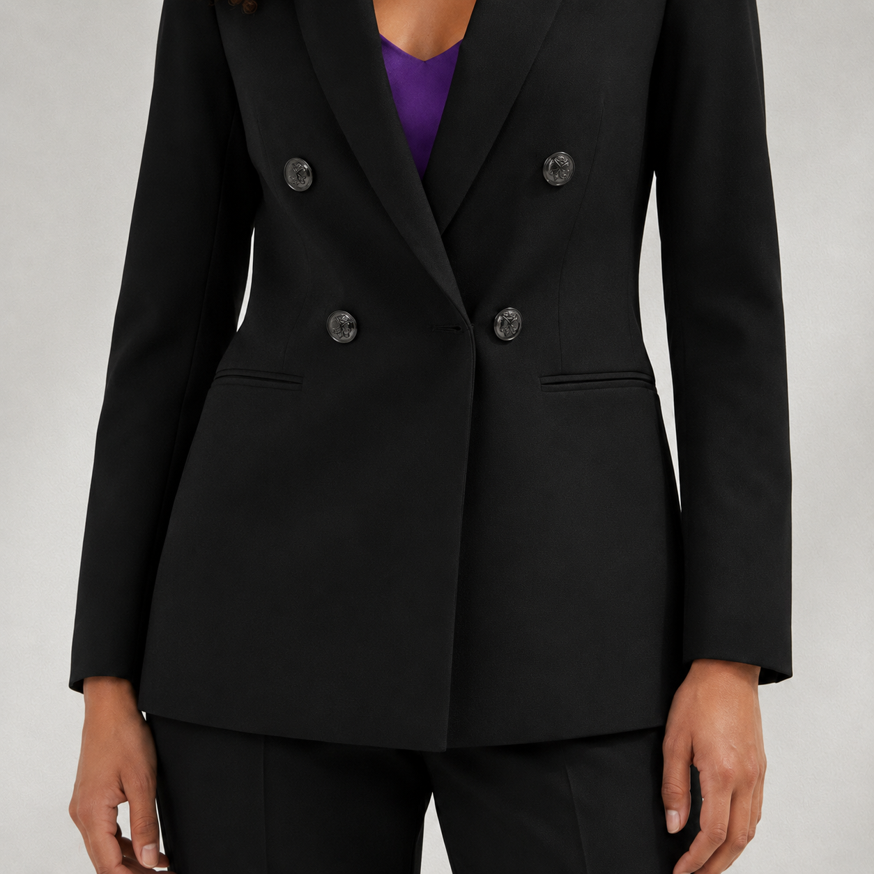 Détail fermeture croisée et boutons métalliques du blazer s.Oliver Black Label Ruvafashion